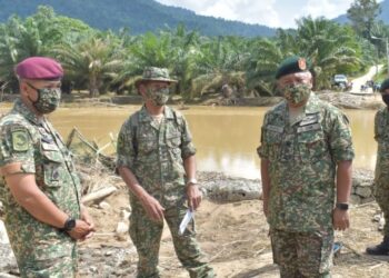 TENGKU Muhammad Fauzi Tengku Ibrahim (kiri) meninjau kerja-kerja pembinaan sebuah jambatan sementara bagi kegunaan penduduk Kampung Bemban, Simpang Durian, Jelebu, Negeri Sembilan, yang terputus hubungan dalam kejadian banjir baru-baru ini.