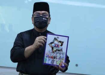 SULAIMAN Md. Ali menunjukkan Buku Bajet 2022 pada Persidangan Pertama (Khas), Penggal Pertama, DUN Melaka Ke-15 di Seri Negeri, Ayer Keroh, Melaka. - UTUSAN/RASUL AZLI SAMAD