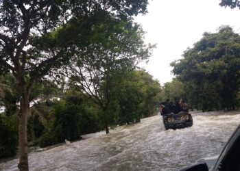 LALUAN masuk ke Bandar Seri Ehsan di Bukit Changgang dari Banting di Kuala Langat, Selangor dinaiki air dan tidak dapat dilalui kenderaan ringan.