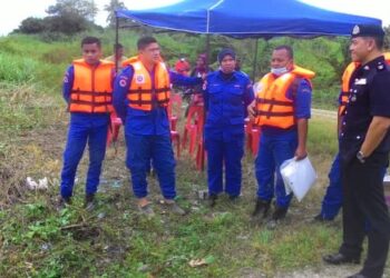 SYED Basri Syed Ali (kanan) di lokasi pencarian G. Sivaguru di tebing sungai Ketil, Kuala Ketil, Baling hari ini.