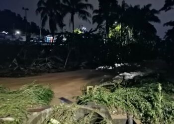 Keadaan beberapa kawasan dipenuhi lumpur selepas banjir kilat melanda sekitar Taman Hillview, Kampung Lembah Jaya Utara dan Lembah Jaya Selatan, Ampang hari ini.