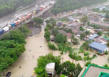 Perumahan di Kampung Kebun Bunga, Seksyen 22 yang ditenggelami air banjir akibat hujan lebat yang berterusan, di sini, hari ini. /IHSAN : PENDUDUK SHAH ALAM