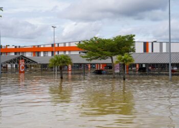 BANJIR luar biasa yang melandar Lembah Kelang telah merosakkan banyak harta-benda dan sektor perniagaan. - GAMBAR HIASAN