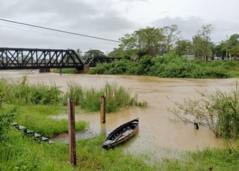 KEADAAN paras air Sungai Golok di Rantau Panjang, Kelantan yang melimpah membanjiri kampung-kampung berhampiran.