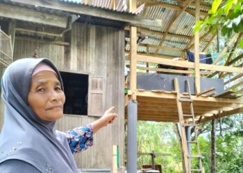 YAH Umat menunjukkan stor yang dibina setinggi enam meter persiapan menghadapi banjir di Kampung Tersang, Rantau Panjang, Kelantan. - UTUSAN/ ROHANA ISMAIL.