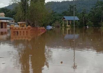 BANJIR kilat yang melanda di hadapan kuil Sri Marathandavar di Maran, Pahang.