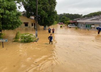 AIR banjir yang mulanya tinggi sehingga paras dada kini mulai surut di beberapa kawasan di Melaka. - UTUSAN/DIYANATUL ATIQAH ZAKARYA