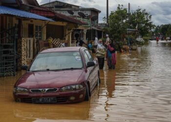 BANJIR yang melanda Taman Sri Nanding, Hulu Langat tahun lalu merosakkan banyak harta benda penduduk. - FOTO/AMIR KHALID