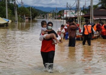 SEORANG penduduk Kampung Sungai Serai berjaya dikeluarkan oleh anggota Jabatan Pertahanan Awam 
dan dibantu oleh petugas Bulan Sabit Merah menggunakan bot penyelamat ketika banjir di sekitar Hulu Langat. – UTUSAN/AMIR KHALID