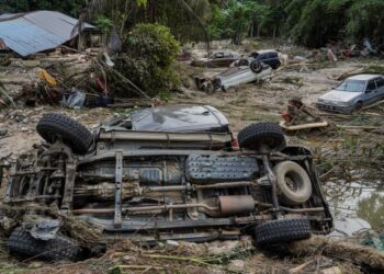 BENCANA banjir bukan sekadar perlu diterima dengan sabar, bahkan perlu diambil iktibar di sebalik 
ujian dan dugaan yang menimpa khususnya memelihara hubungan baik dengan alam mahupun pencipta 
alam. – UTUSAN/AMIR KHALID