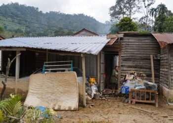 Keadaan sebuah rumah penduduk Orang Asli Kampung Paya Lebar, Kampung Sungai Lui yang terjejas akibat dilanda banjir .-UTUSAN/ AMIR KHALID