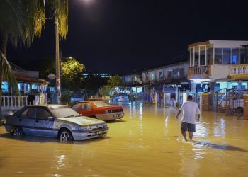 SEORANG lelaki mengharungi banjir kilat di Taman Pasir Mas, Sungai Chua, Kajang kelmarin. – UTUSAN/AMIR KHALID