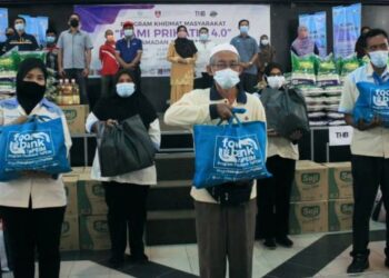 SEBAHAGIAN daripada penerima bantuan di bawah program Kami Prihatin 4.0 hasil dana yang disumbangkan dan dikumpulkan oleh warga Universiti Teknologi Mara (UiTM) Pulau Pinang. - FOTO/MOHAMAD FIRDAUS AMRAN