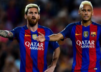 LIONEL Messi (kiri) dan Neymar akan bermusuhan Ahad ini.