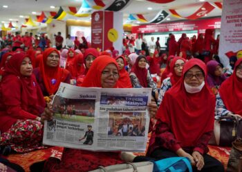 Sebahagian perwakilan wanita UMNO membaca Utusan Malaysia dalam Perhimpunan Agung UMNO 2023 di Pusat Dagangan Dunia (WTC) Kuala Lumpur, semalam. – UTUSAN/AMIR KHALID