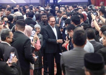 Anwar Ibrahim bersalaman dengan warga JPM pada Majlis Perjumpaan Perdana Menteri bersama warga Jabatan Perdana Menteri di Dewan Puspanitapuri, Putrajaya semalam. – UTUSAN/FAISOL MUSTAFA