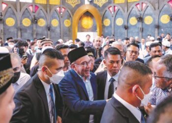 Anwar Ibrahim bersalam dengan masyarakat Islam setempat selepas solat Jumaat di Pusat Islam Thailand  di Bangkok semalam. -PEJABAT PERDANA MENTERI