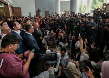 Tumpuan… Muhyiddin Yassin mengadakan sidang akhbar yang dihadiri oleh ratusan wartawan tempatan dan asing selepas dibebaskan dengan ikat jamin di Mahkamah Sesyen Kuala Lumpur, semalam.
– UTUSAN/SADDAM YUSOFF