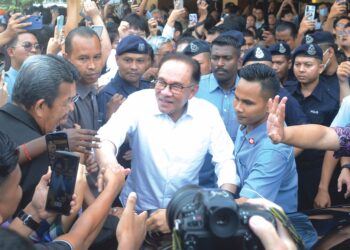 ANWAR Ibrahim pada program Temu Anwar@USM di Dewan Syed Putra, Universiti Sains Malaysia (USM), Pulau Pinang semalam. - UTUSAN/IQBAL HAMDAN