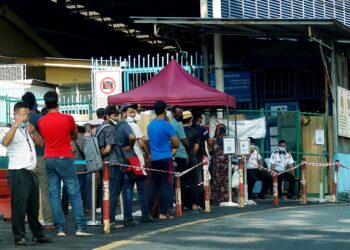 Sebahagian daripada pelarian yang menetap di Malaysia beratur untuk berurusan di pejabat Suruhanjaya Tinggi Pertubuhan Bangsa Bersatu bagi Pelarian (UNHCR) di Jalan Petaling, Kuala Lumpur. 
– UTUSAN/FAUZI BAHARUDIN