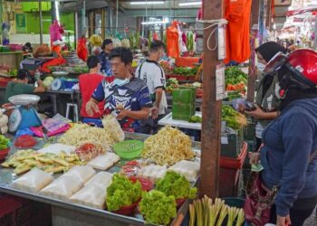 Sebahagian peniaga yang dipercayai warga asing menjual barangan kering seperti sayur-sayuran ketika tinjauan di Pasar Chow Kit, Jalan Raja Alang, Kuala Lumpur, semalam. – UTUSAN/AMIR KHALID