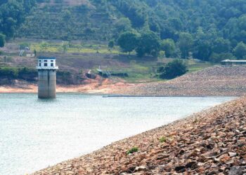 Paras air di empangan Teluk Bahang susut akibat panas terik di seluruh Pulau Pinang, kelmarin. Namun bekalan air telah pulih hampir 90 peratus di Pulau Pinang, mulai semalam. – UTUSAN/IQBAL HAMDAN