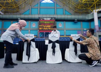 Petugas Suruhanjaya Pilihan Raya (SPR) membuat persiapan akhir untuk penamaan calon PRU15 di Pusat Penamaan Calon Parlimen Setiawangsa di Stadium Titiwangsa Kuala Lumpur, semalam. - UTUSAN/FAUZI BAHARUDIN