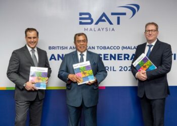 Dari kiri: KETUA Pegawai Kewangan BAT Malaysia, Ignacio Ballester; Pengerusi, Tan Sri (Dr.) Aseh Che Mat dan Jonathan Reed menunjukkan buku Laporan Tahunan syarikat itu di Kuala Lumpur.