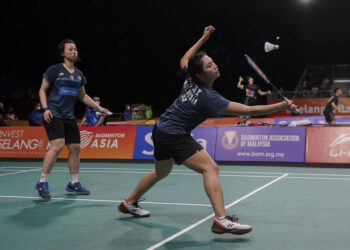 BEREGU wanita negara, Anna Cheong-Teoh Mei Xing memastikan Malaysia mara ke separuh akhir Kejohanan Badminton Berpasukan Asia (BATC) 2022 dan turut layak secara merit ke Piala Uber. - UTUSAN/SHIDDIEQIIN ZON