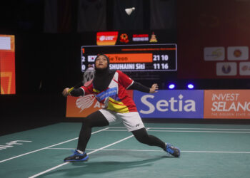 PEMAIN perseorangan wanita negara, Siti Nurshuhaini memberi tentangan sengit kepada lawannya dari Korea Selatan, Lee Se Yeon pada separuh akhir Kejohanan Badminton Berpasukan Asia 2022, di Pusat Konvensyen Setia City, di sini harı ini. UTUSAN/SHIDDIEQIIN ZON