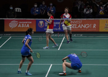 BEREGU wanita negara, Valeree Siow dan Pearly Tan menunjukkan riak puas hati selepas berjaya menundukkan pasangan Jepun, Rui Hirokami dan Yuna Kato, pada Kejohanan Badminton Berpasukan Asia 2022, di Pusat Konvensyen Setia City, di sini harı ini.UTUSAN/ SHIDDIEQIIN ZON