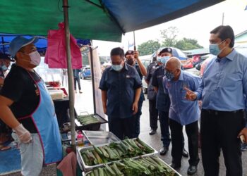 AYUB Jamil (tengah) bersama-sama Mohd. Haffiz Ahmad (kanan) mengunjungi Bazar Ramadan di Taman Universiti, Skudai di Johor. - UTUSAN/MOHAMAD FAIZAL HASHIM