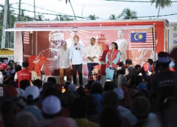 Anwar Ibrahim menyampaikan ucapan dalam Program Jelajah Pakatan Harapan, Di Arena Selekoh Bagan Datuk, Perak petang semalam. – UTUSAN/MUHAMAD NAZREEN SYAH MUSTHAFA