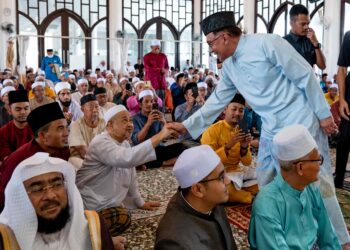 Anwar Ibrahim bersalam dengan para jemaah ketika solat Jumaat di Masjid Jamiul Ehsan, Kampung Kubu Gajah, Sungai Buloh, Selangor hari ini. – IHSAN PEJABAT PERDANA MENTERI