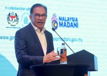 Anwar Ibrahim berucap pada Forum Antarabangsa: Pendekatan Madani Mendepani Cabaran Islamofobia di Dewan Damar Sari, Kompleks F di Putrajaya semalam. -UTUSAN/FAISOL MUSTAFA