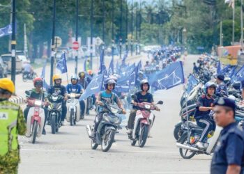 ANAK muda berkonvoi pada pelancaran jentera Barisan Nasional di  Bera, Pahang semalam bagi menghadapi PRU15. Parti-parti dari Sabah dan Sarawak dikatakan bakal menjadi penentu kepada pembentukan kerajaan selepas PRU15 nanti. – MINGGUAN/SHAIK AHMAD RAZIF