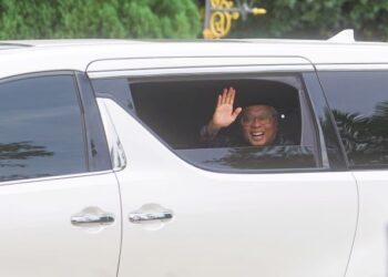 Ismail Sabri Yaakob tiba di Istana Negara bagi menghadap Yang Di-Pertuan Agong,  Al-Sultan Abdullah Ri’ayatuddin Al-Mustafa Billah Shah semalam. Pertemuan itu adalah rutin sebelum mesyuarat Kabinet setiap minggu.  – UTUSAN/SHIDDIEQIIN ZON