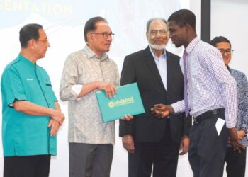 Anwar Ibrahim beramah mesra dengan salah seorang penerima sumbangan pada Majlis Penyerahan Sumbangan Dana Pelajar Antarabangsa Abu Sulayman di Universiti Islam Antarabangsa Malaysia, Gombak semalam. Turut hadir Presiden Sterling Management Group, Inc, Virginia AS, Dr. Yacub Mirza (dua dari kanan) dan Rektor UIAM, Prof. Tan Sri Dr. Datuk Dzulkifli Abdul Razak (kiri). – MINGGUAN/SHIDDIEQIIN ZON