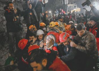 Pasukan penyelamat mengangkat gadis berusia 15 tahun, Seher daripada runtuhan bangunan selepas 210 jam kejadian gempa bumi di tenggara Turkiye untuk dibawa menaiki ambulans di Hatay semalam. – AFP