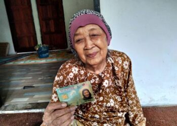 Saadiah Abdul Razak menunjukkan Mykad yang mencatatkan tarikh kelahirannya pada tahun 1913 di rumahnya di Kampung Parit Bugis, Kayu Ara Pasong, Pontian, semalam.