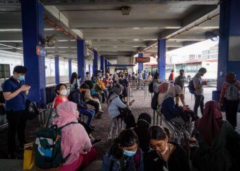 PARA penumpang menunggu bas di stesen bas pengantara untuk ke pusat bandar Kuala Lumpur ekoran perkhidmatan LRT Laluan Kelana Jaya yang dihentikan sementara bermula semalam hingga 15 November ini. – UTUSAN/ MUHAMAD IQBAL ROSLI