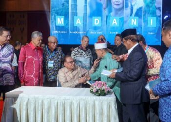 Anwar Ibrahim menandatangani autograf selepas melancarkan buku 'Membangun Negara Madani' pada Majlis Amanat PM Membangun Malaysia (MADANI) di Pusat Konvensyen Antarabangsa Putrajaya (PICC), Putrajaya semalam. -UTUSAN/ FAISOL MUSTAFA