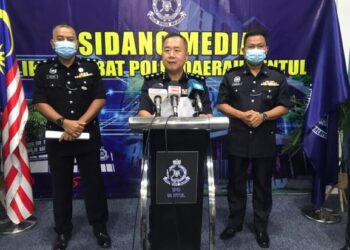 BEH Eng Lai (tengah) dalam sidang akhbar mengenai tangkapan tiga lelaki yang terlibat dalam kes penipuan lelongan barangan kemas di IPD Sentul, Kuala Lumpur hari ini.