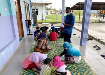 IBRAHIM Abdul Rahman mengajar murid-muridnya secara dalam talian di Surau As Shakirin Kampung Sri Mahkota, Pontian Besar, Pontian, Johor. - FOTO/RAJA JAAFAR ALI