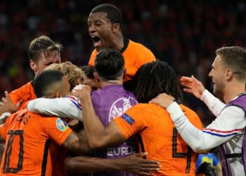 PEMAIN Belanda meraikan kejayaan apabila tandukan pemain pertahanan, Denzel Dumfries meledak gawang Ukraine dalam aksi peringkat Kumpulan C Euro 2020 di Amsterdam. - AFP