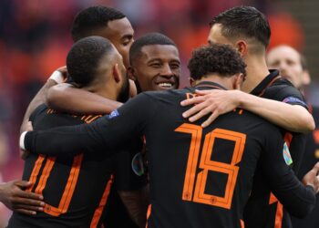 PEMAIN tengah Belanda, Georginio Wijnaldum meraikan kejayaan menjaringkan gol ketika menentang Macedonia Utara dalam aksi terakhir kedua-dua pasukan itu dalam saingan Kumpulan C di Stadium Johan Cruijff Arena, Amsterdam. - AFP