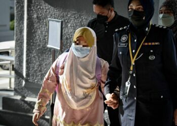 BELLA (baju merah jambu) tiba di Kompleks Mahkamah Kuala Lumpur sebagai saksi pendakwaan ke-18 perbicaraan kes Siti Bainun Ahd Razali. - UTUSAN/FAIZ ALIF AHMAD ZUBIR