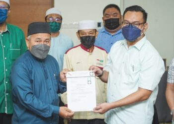 TUAN Ibrahim Tuan Man (dua dari kiri) menyampaikan watikah kepada calon Pas bagi DUN Beting Maro, Mohammad Arifiriazul Paijo yang turut disaksikan Pesuruhjaya Pas Sarawak, Jofri Jaraiee (tengah) sempena PRN Sarawak di Kuching. -UTUSAN/MUHAMAD IQBAL ROSLI