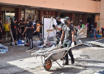 ANGGOTA PGA dan PSP membantu membersihkan Sekolah Menengah Kebangsaan Taman Sri Muda, Seksyen 25, Shah Alam.