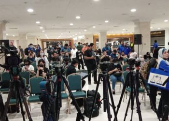 PETUGAS media berkumpul di luar Dewan Tun Hussein Onn di WTCKL, Kuala Lumpur, malam ini. 